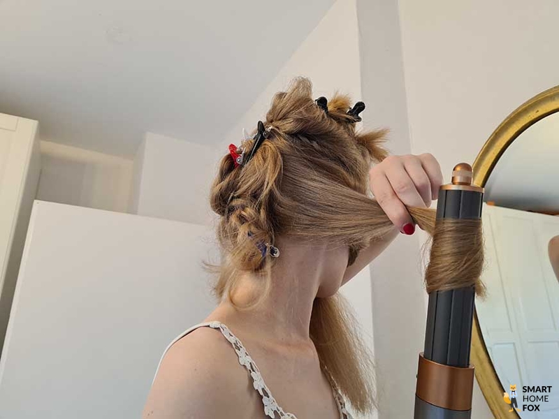 Волосы наматываются на Dyson Airwrap.